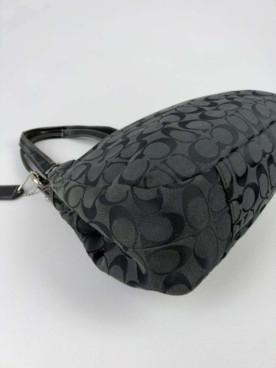 Coach Signature Soho Buckle Hobo Shoulder Bag in Schwarz/Grau, Detailansicht 8
