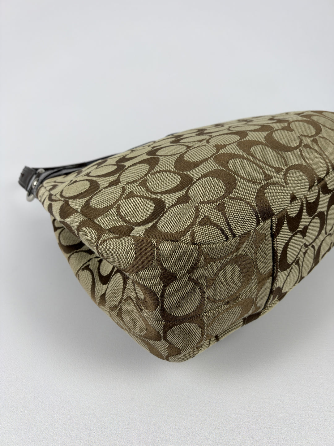 Coach Signature Soho Buckle Hobo Shoulder Bag in Khaki/Braun, Detailansicht 8