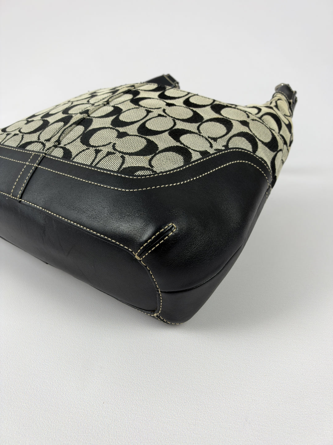 Coach Signature Soho Buckle Hobo Shoulder Bag in Grau/Schwarz, Detailansicht 9