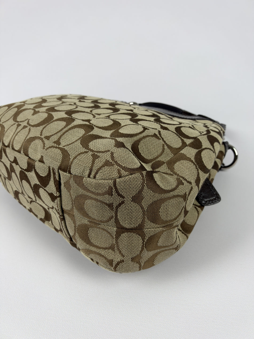 Coach Signature Soho Buckle Hobo Shoulder Bag in Khaki/Braun, Detailansicht 9