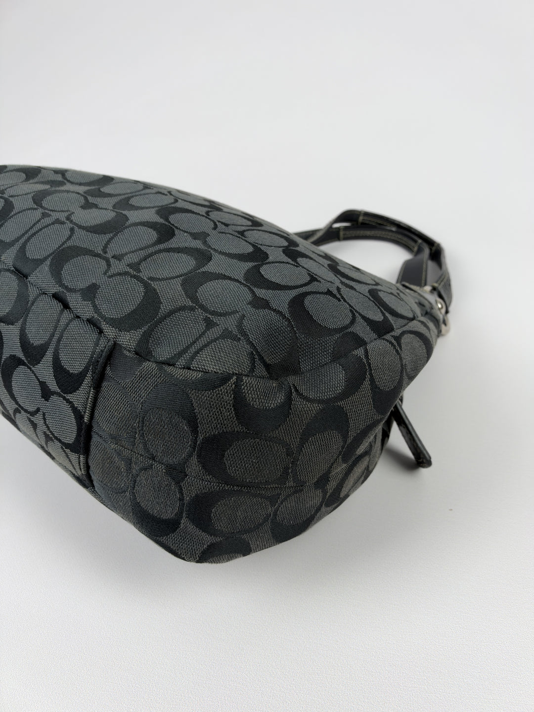 Coach Signature Soho Buckle Hobo Shoulder Bag in Schwarz/Grau, Detailansicht 9