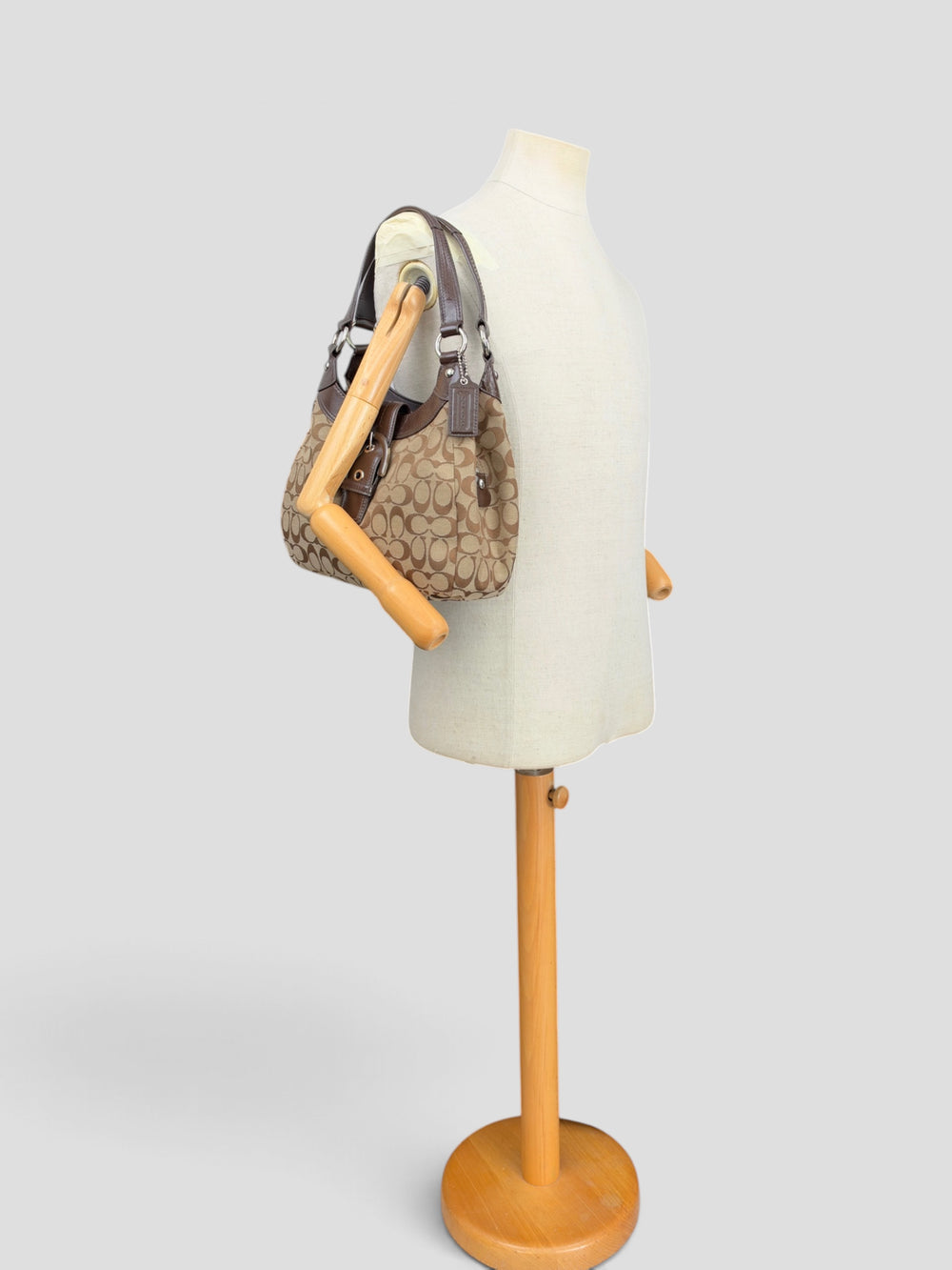 Coach Signature Soho Buckle Hobo Shoulder Bag in Khaki/Braun, getragen an der Schneiderpuppe