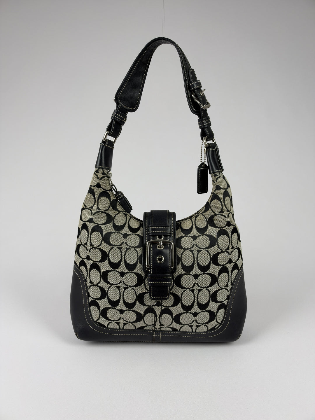Coach Signature Soho Buckle Hobo Shoulder Bag in Grau/Schwarz, Vorderansicht im Originalfoto