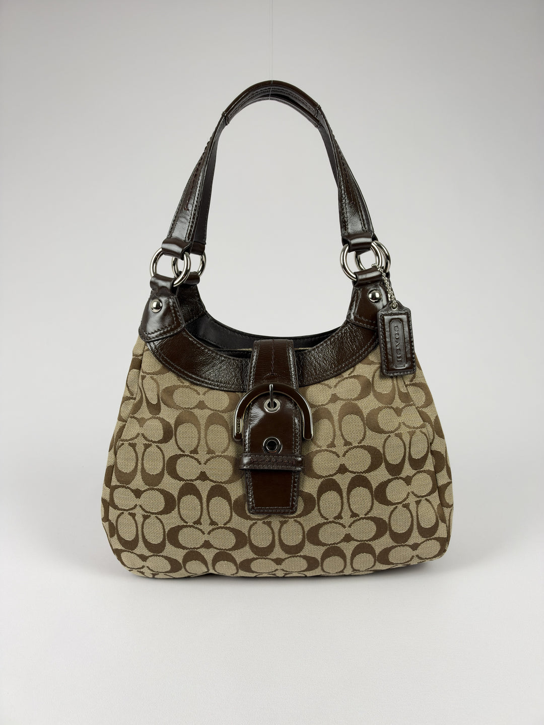 Coach Signature Soho Buckle Hobo Shoulder Bag in Khaki/Braun, Vorderansicht im Originalfoto