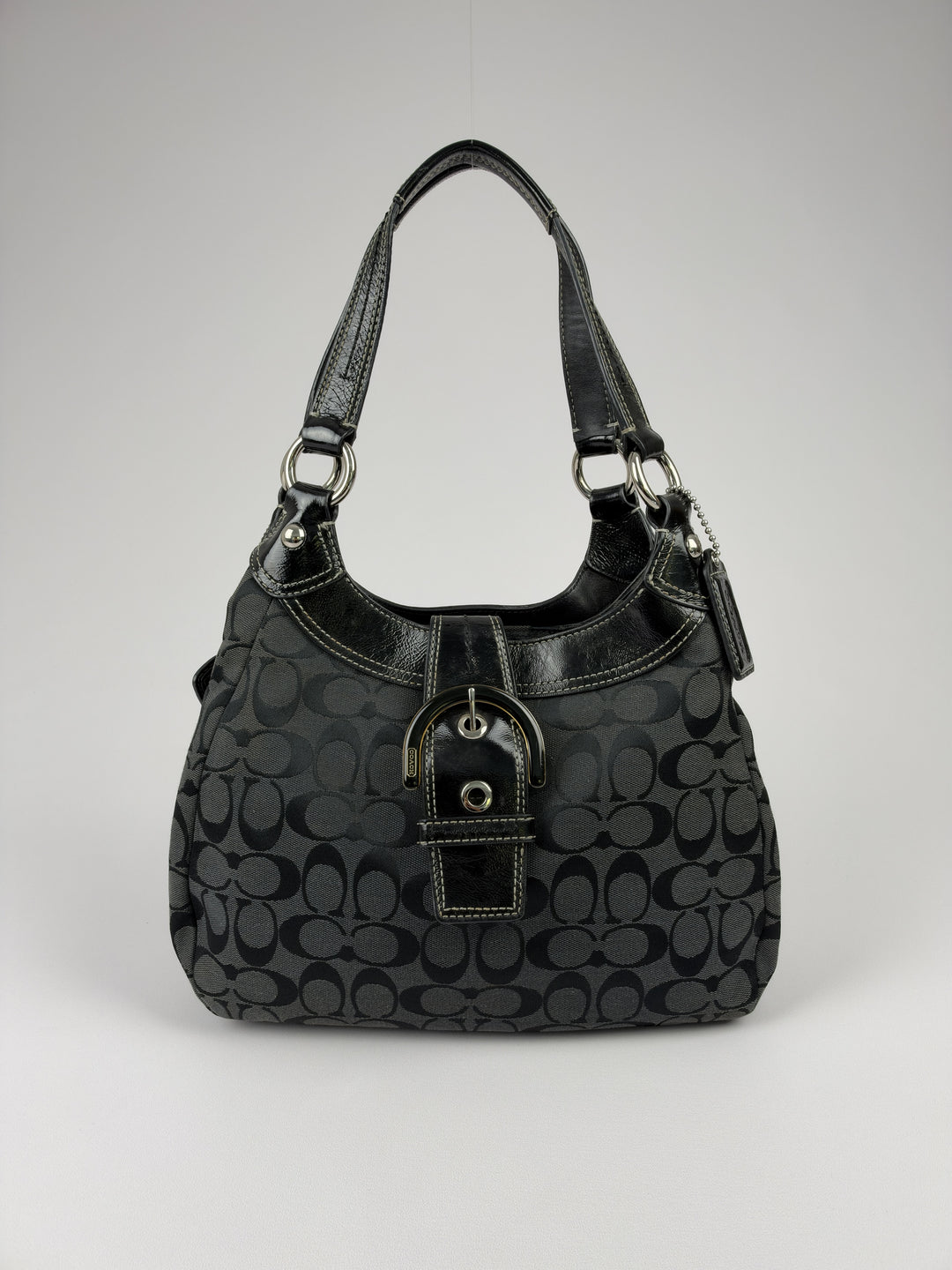 Coach Signature Soho Buckle Hobo Shoulder Bag in Schwarz/Grau, Vorderansicht im Originalfoto