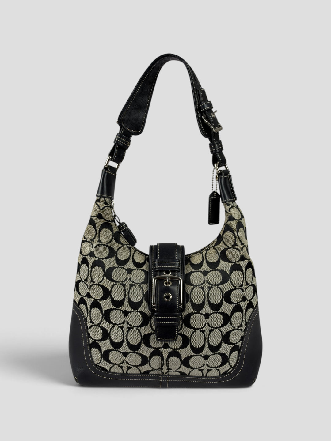 Coach Signature Soho Buckle Hobo Shoulder Bag aus Signature-Jacquard-Canvas in Grau/Schwarz, Vorderansicht
