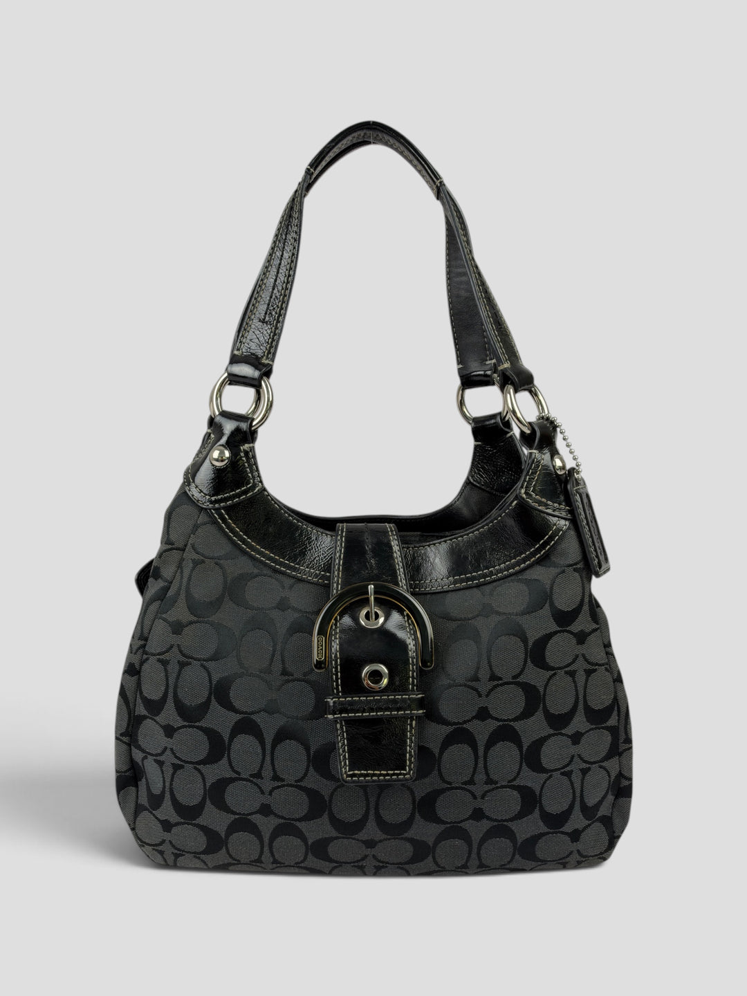Coach Signature Soho Buckle Hobo Shoulder Bag aus Signature-Jacquard-Canvas in Schwarz/Grau, Vorderansicht