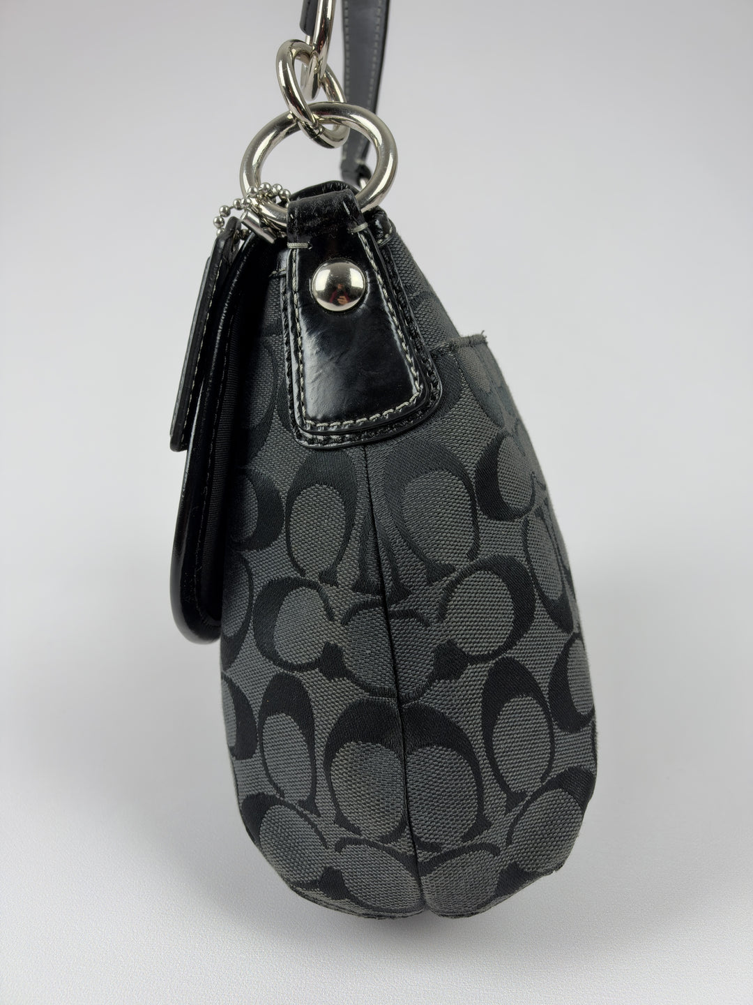 Coach Signature Soho Flap Baguette Shoulder Bag in Schwarz/Anthrazit, Detailansicht 1