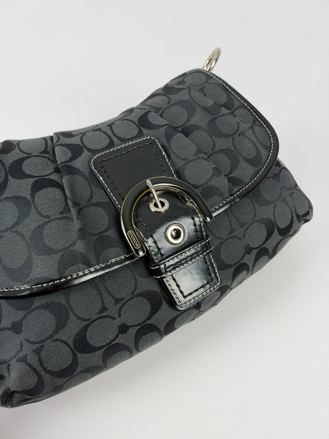 Coach Signature Soho Flap Baguette Shoulder Bag in Schwarz/Anthrazit, Detailansicht 10