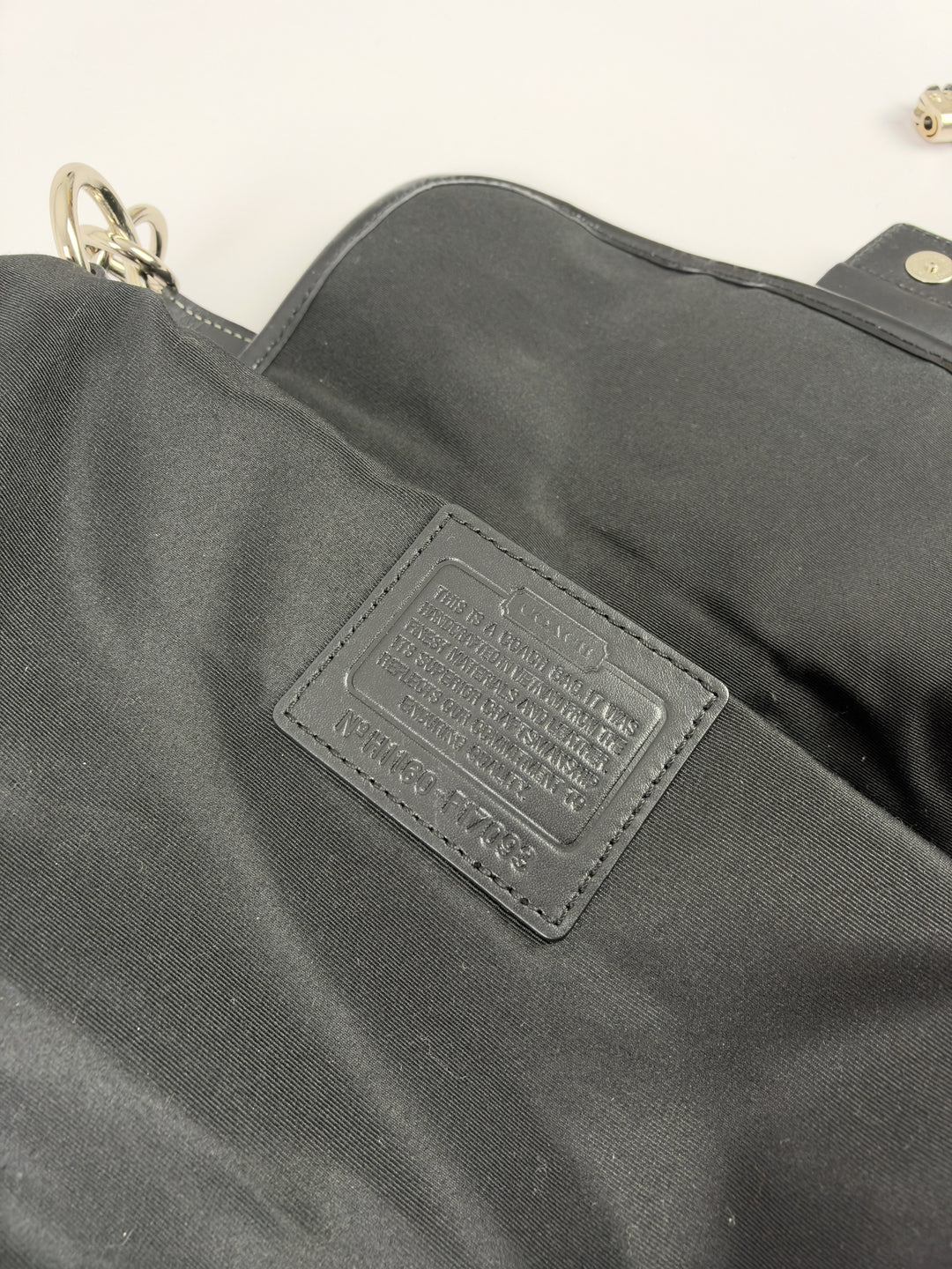 Coach Signature Soho Flap Baguette Shoulder Bag in Schwarz/Anthrazit, Detailansicht 12