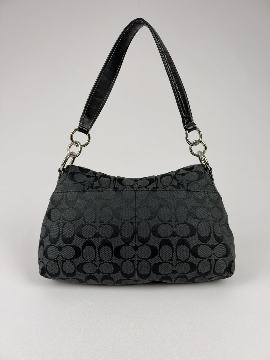 Coach Signature Soho Flap Baguette Shoulder Bag in Schwarz/Anthrazit, Detailansicht 2