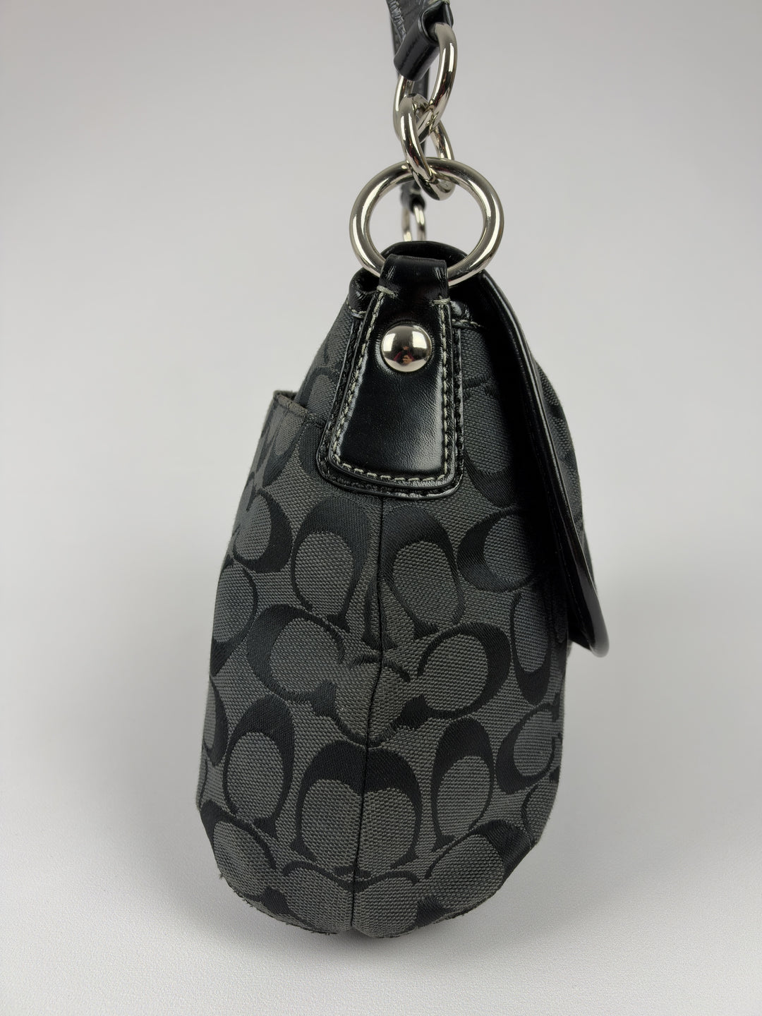 Coach Signature Soho Flap Baguette Shoulder Bag in Schwarz/Anthrazit, Detailansicht 3