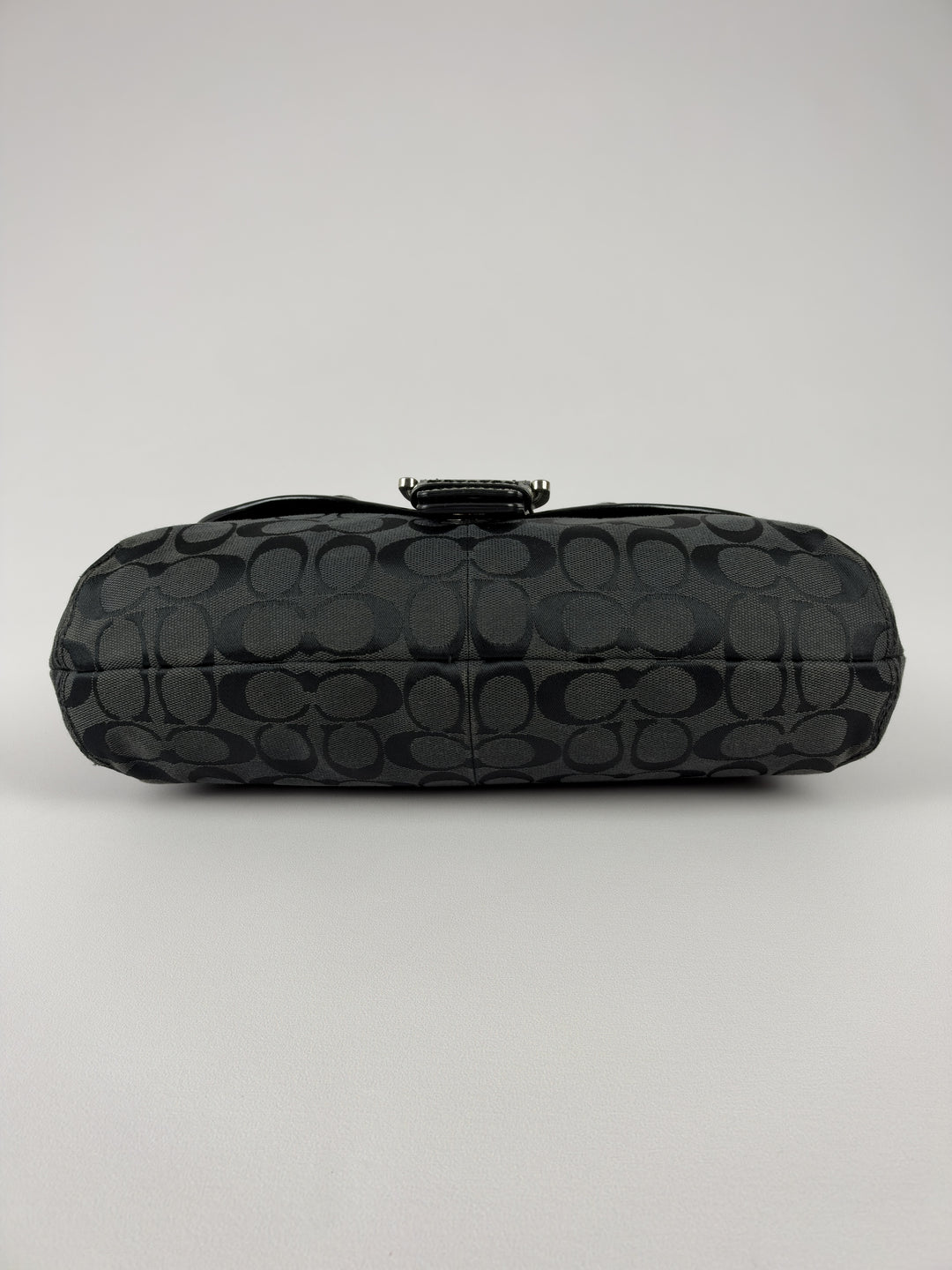 Coach Signature Soho Flap Baguette Shoulder Bag in Schwarz/Anthrazit, Detailansicht 4