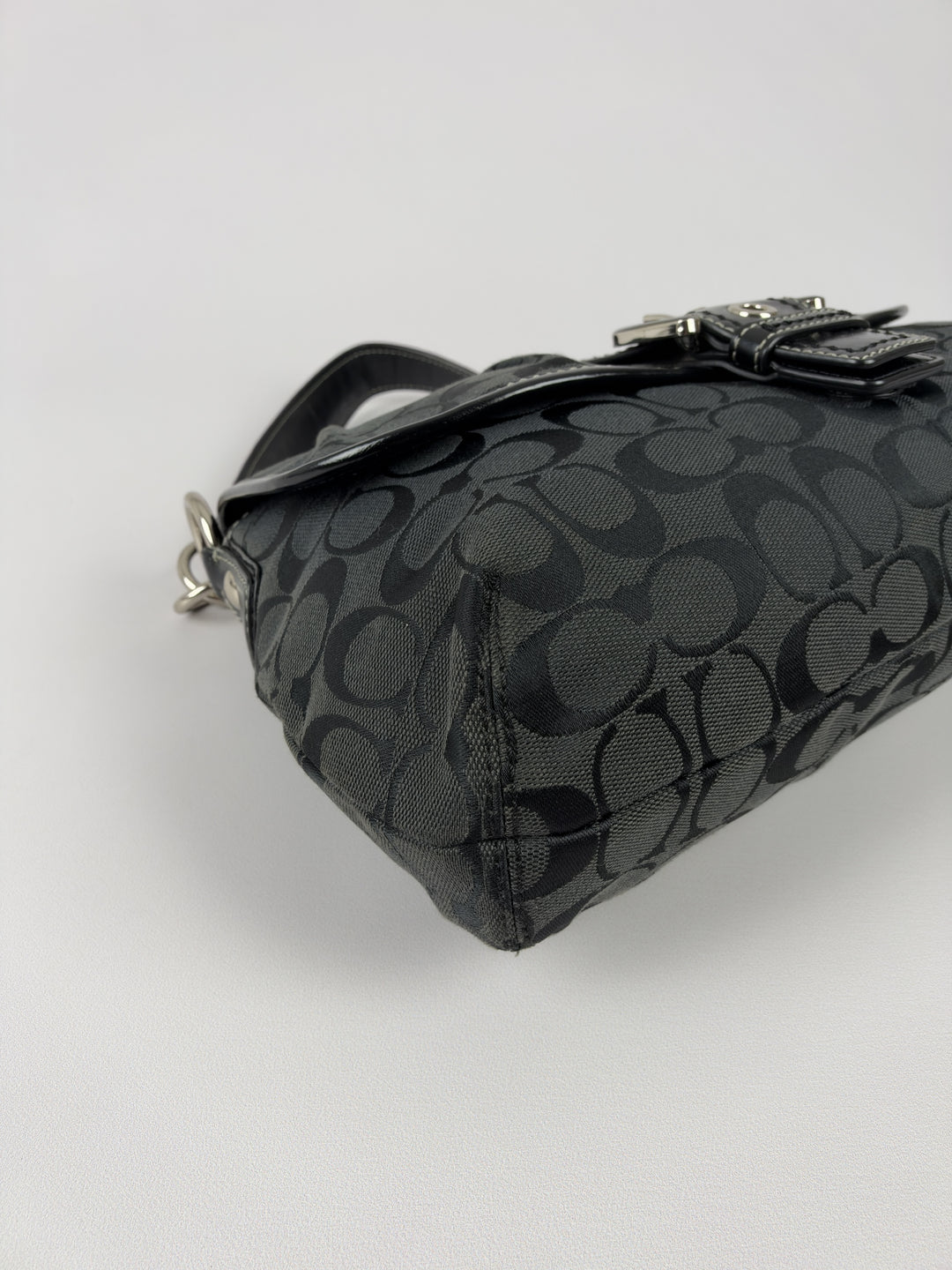 Coach Signature Soho Flap Baguette Shoulder Bag in Schwarz/Anthrazit, Detailansicht 5
