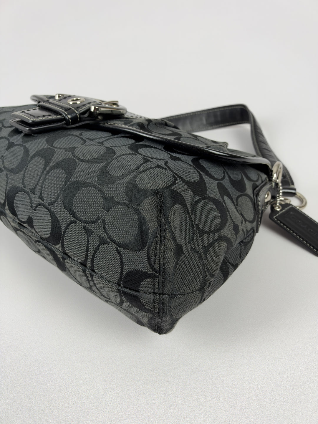 Coach Signature Soho Flap Baguette Shoulder Bag in Schwarz/Anthrazit, Detailansicht 6