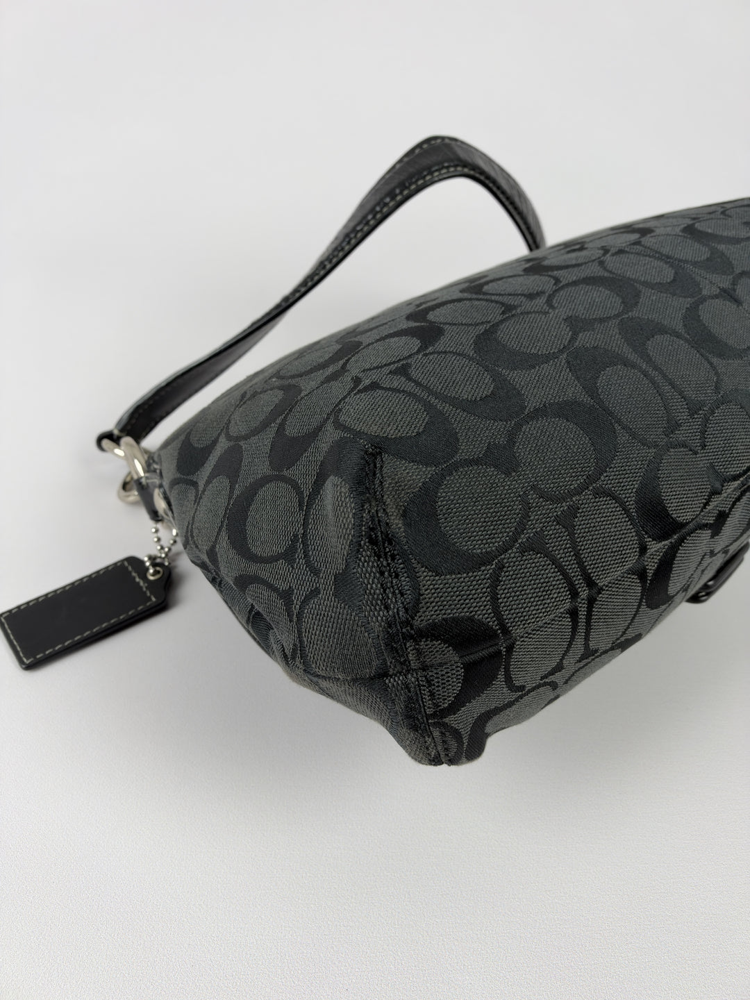 Coach Signature Soho Flap Baguette Shoulder Bag in Schwarz/Anthrazit, Detailansicht 7