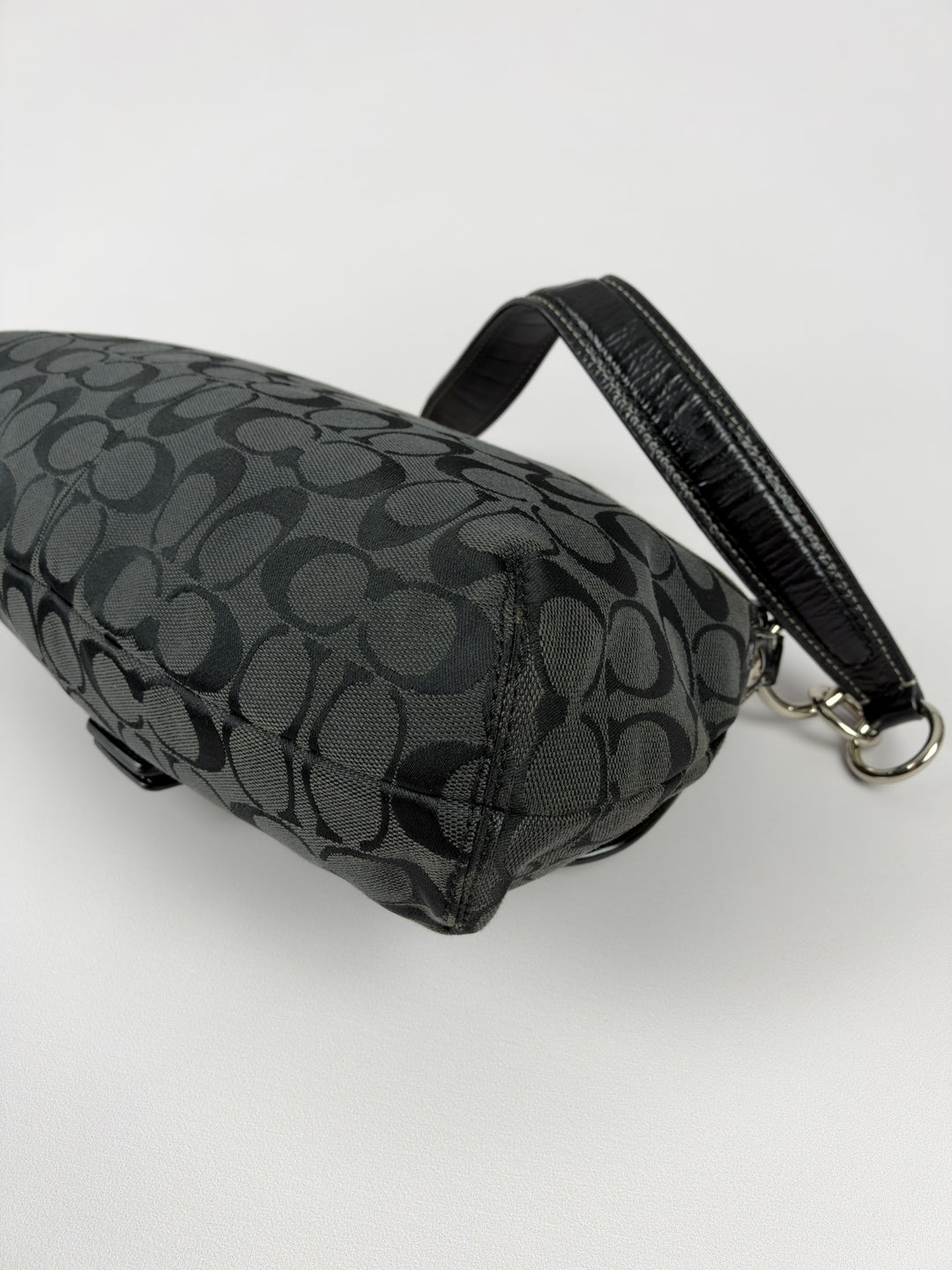 Coach Signature Soho Flap Baguette Shoulder Bag in Schwarz/Anthrazit, Detailansicht 8