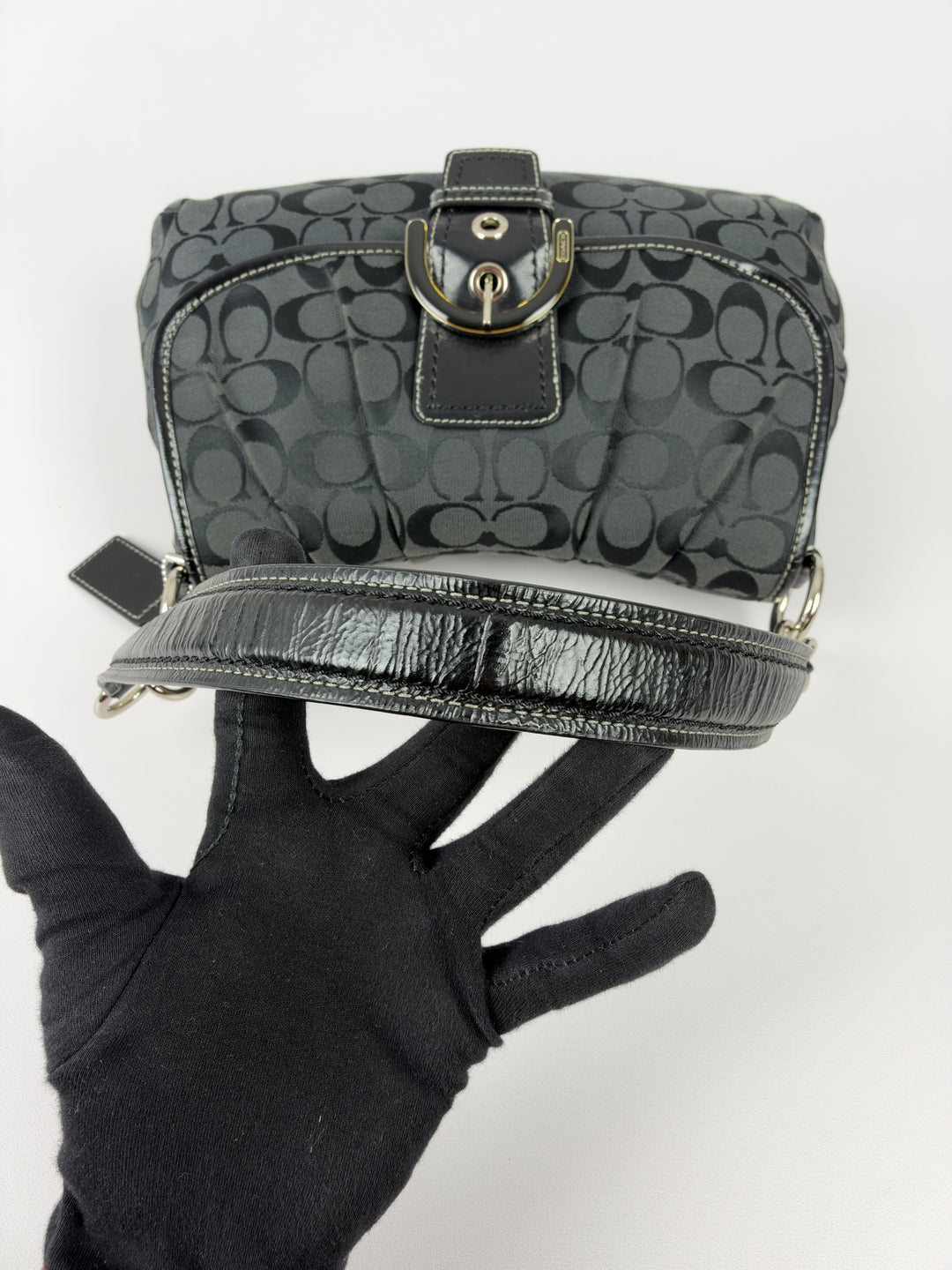 Coach Signature Soho Flap Baguette Shoulder Bag in Schwarz/Anthrazit, Detailansicht 9
