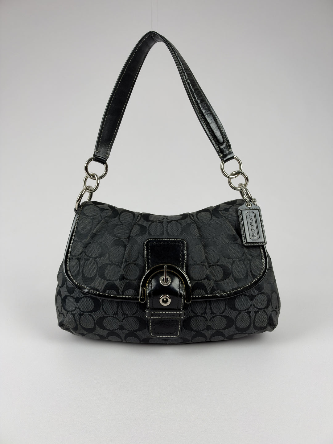 Coach Signature Soho Flap Baguette Shoulder Bag in Schwarz/Anthrazit, Vorderansicht im Originalfoto