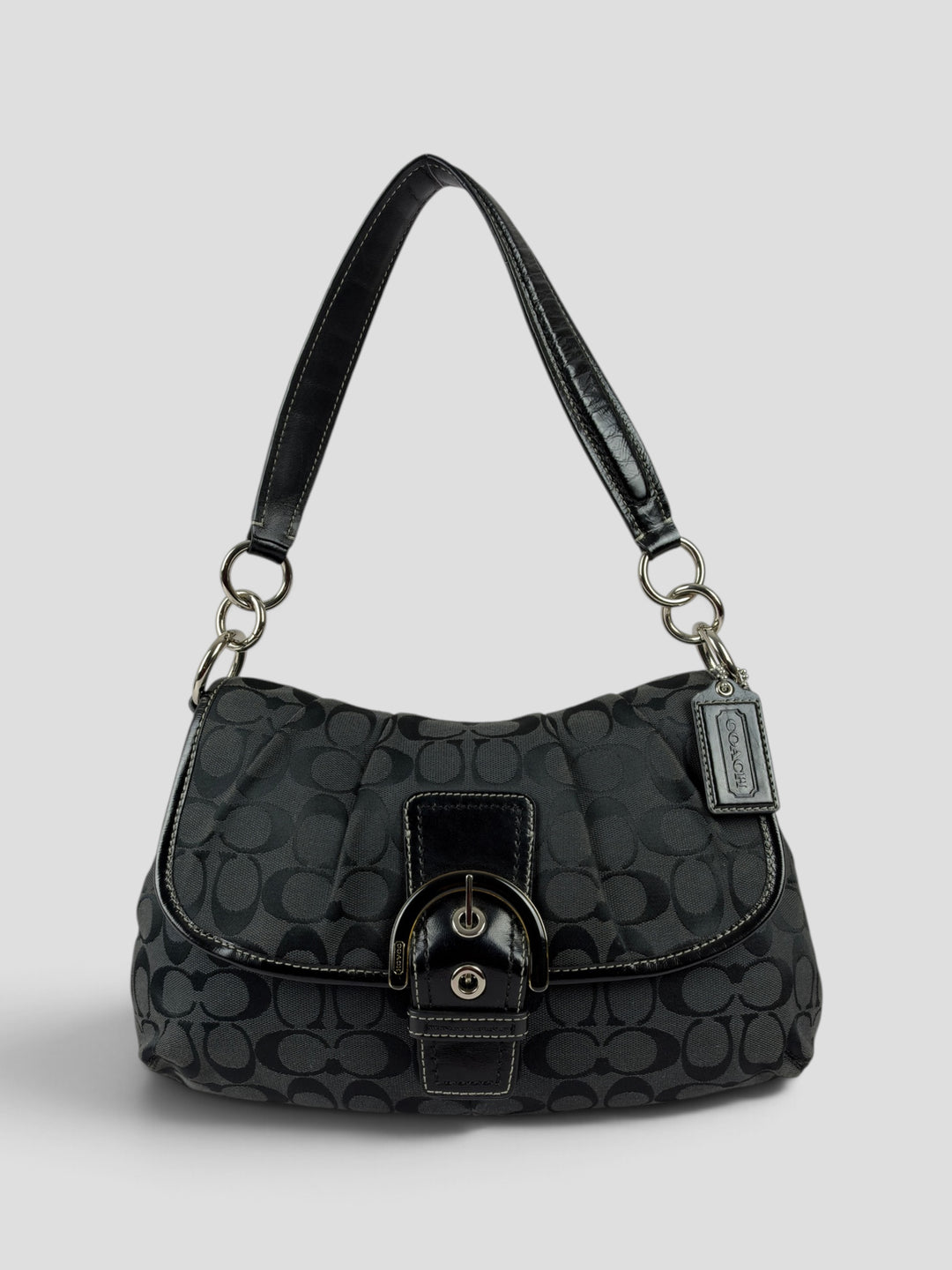 Coach Signature Soho Flap Baguette Shoulder Bag aus Signature-Jacquard-Canvas in Schwarz/Anthrazit, Vorderansicht
