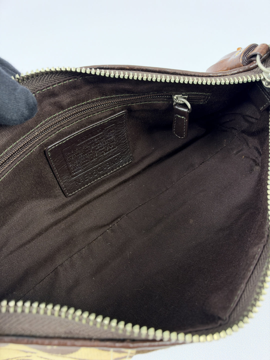 Coach Signature Suede Stripe Baguette Shoulder Bag in Khaki/Braun, Detailansicht 11