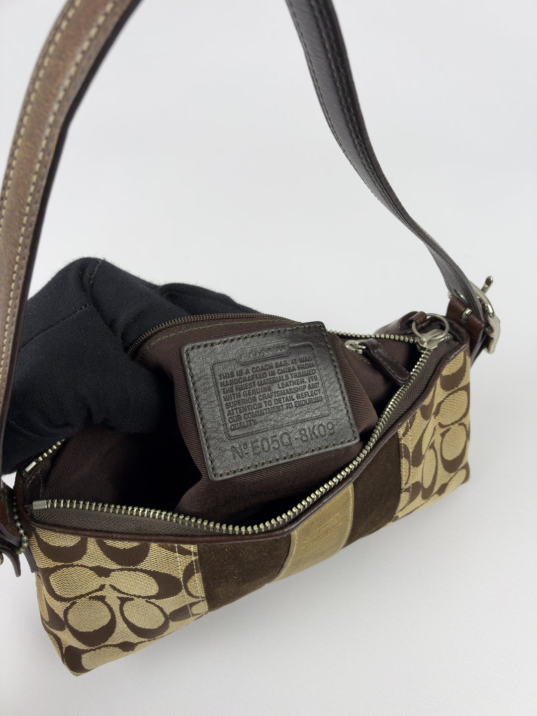 Coach Signature Suede Stripe Baguette Shoulder Bag in Khaki/Braun, Detailansicht 12