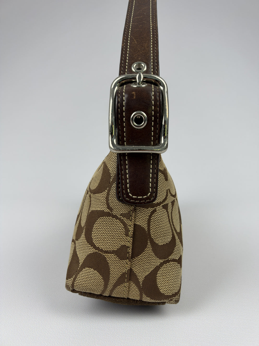 Coach Signature Suede Stripe Baguette Shoulder Bag in Khaki/Braun, Detailansicht 3