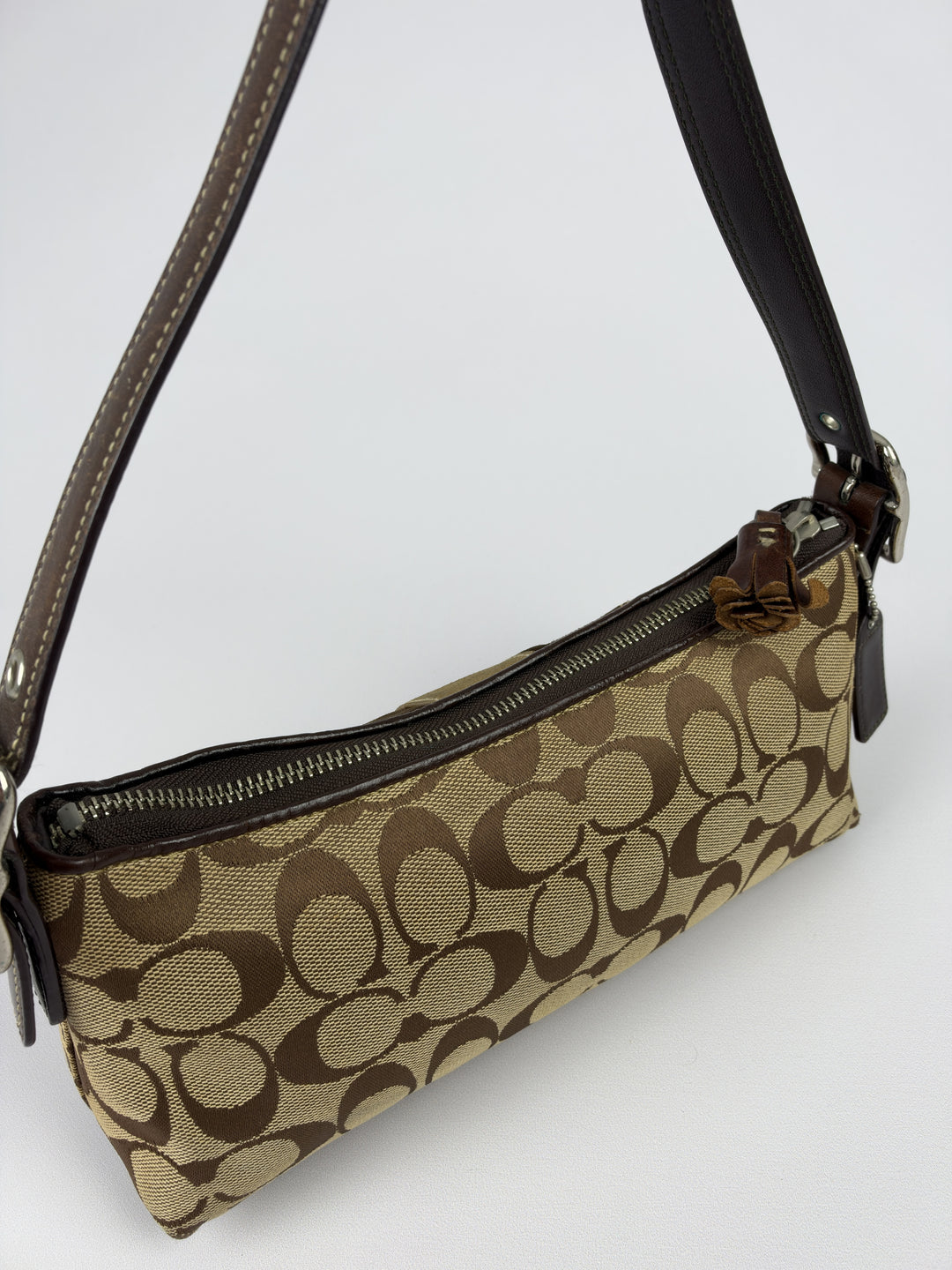 Coach Signature Suede Stripe Baguette Shoulder Bag in Khaki/Braun, Detailansicht 4