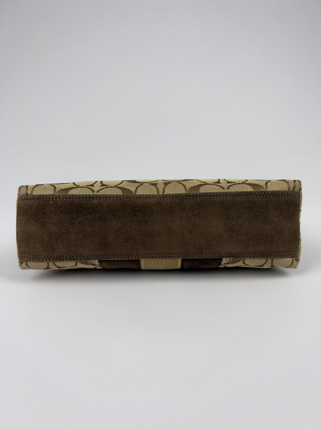 Coach Signature Suede Stripe Baguette Shoulder Bag in Khaki/Braun, Detailansicht 5
