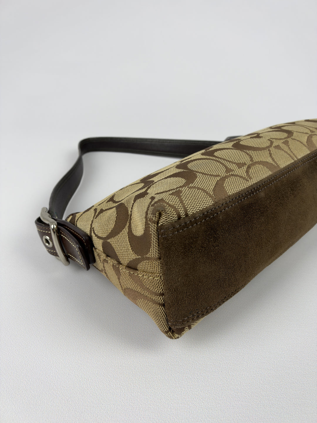Coach Signature Suede Stripe Baguette Shoulder Bag in Khaki/Braun, Detailansicht 6