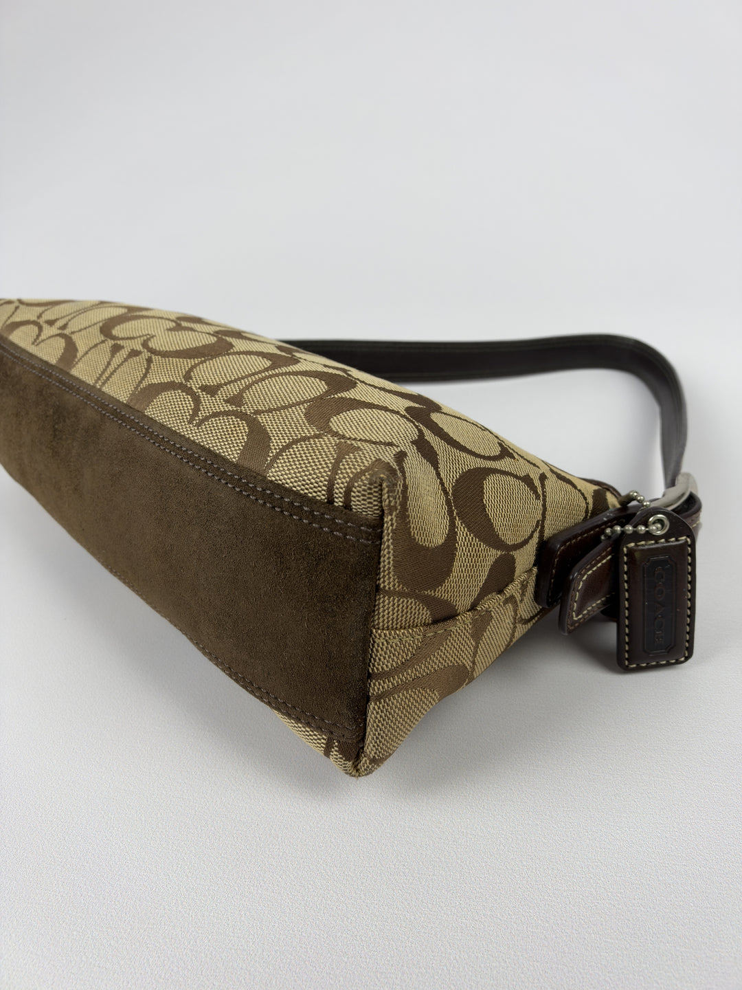 Coach Signature Suede Stripe Baguette Shoulder Bag in Khaki/Braun, Detailansicht 7
