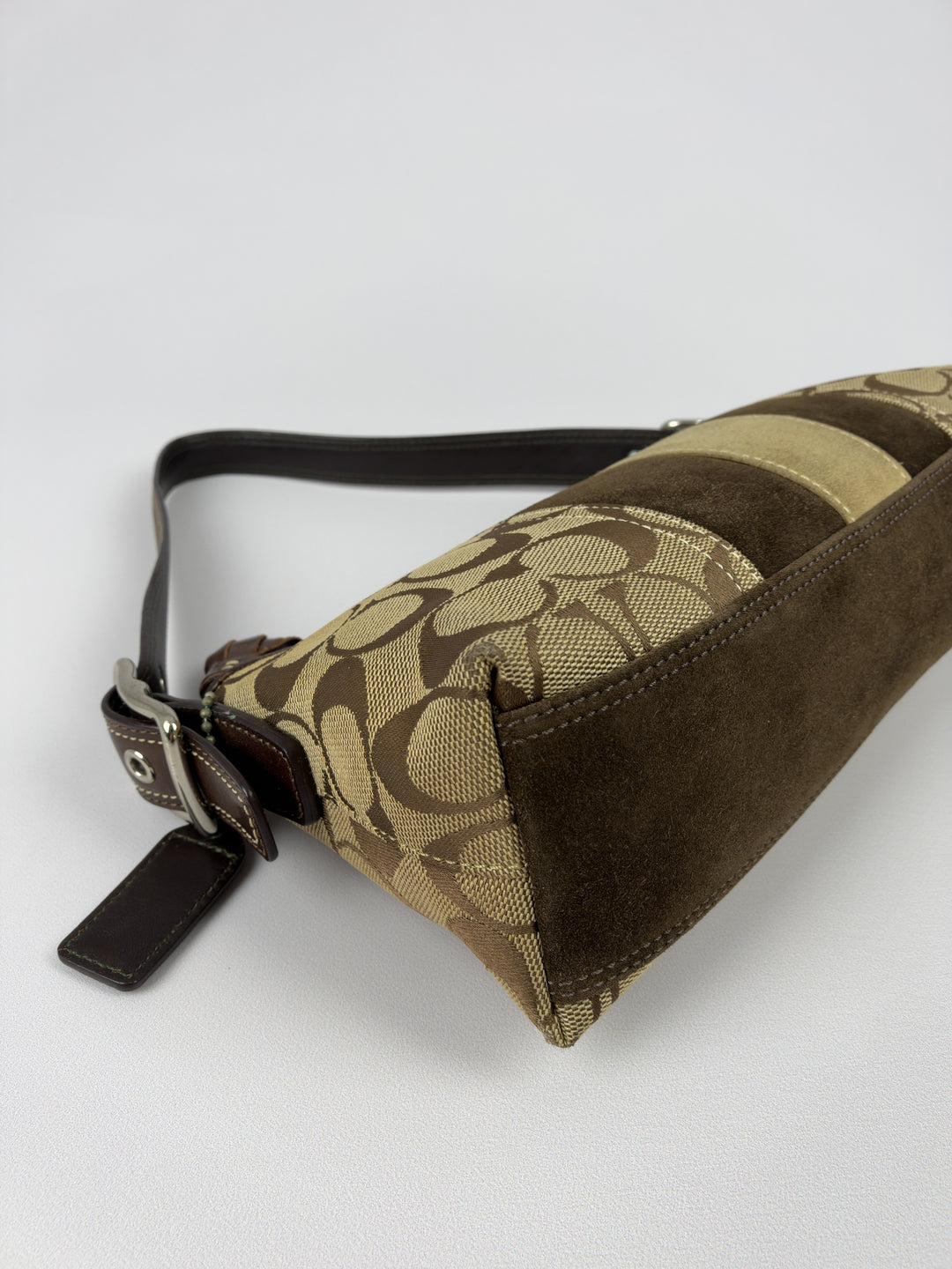 Coach Signature Suede Stripe Baguette Shoulder Bag in Khaki/Braun, Detailansicht 8