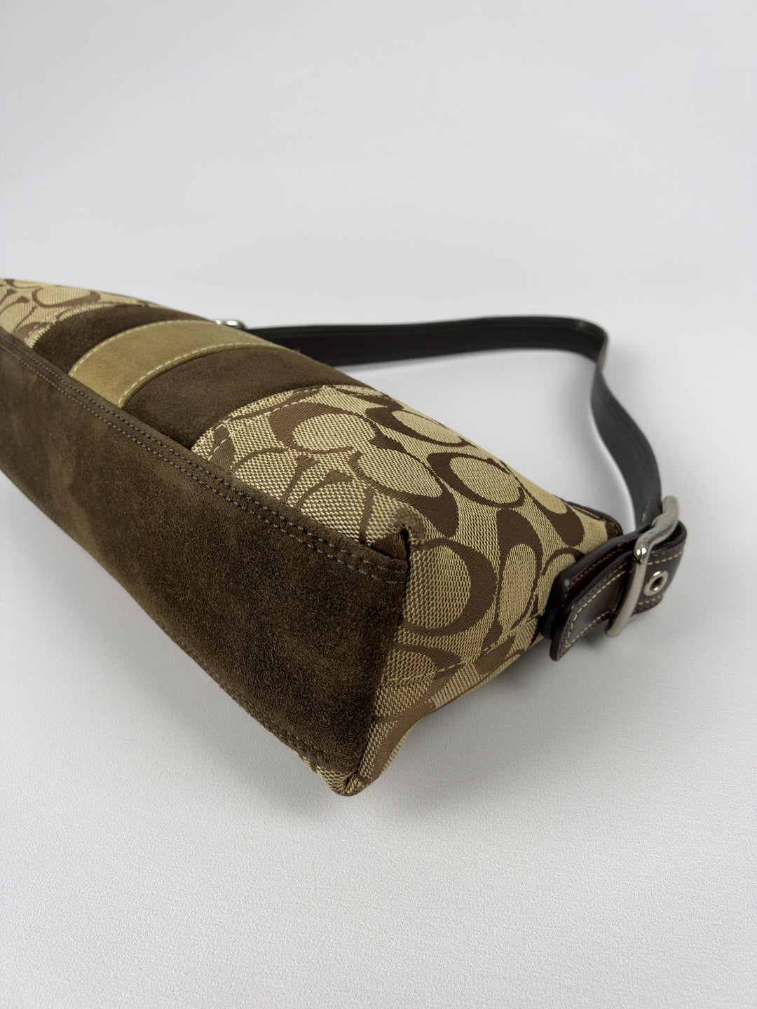 Coach Signature Suede Stripe Baguette Shoulder Bag in Khaki/Braun, Detailansicht 9