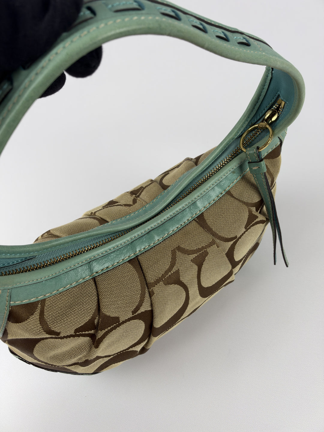Coach Signature Turquoise Pleated Whipstitch Hobo Shoulder Bag in Khaki/Braun, Detailansicht 11