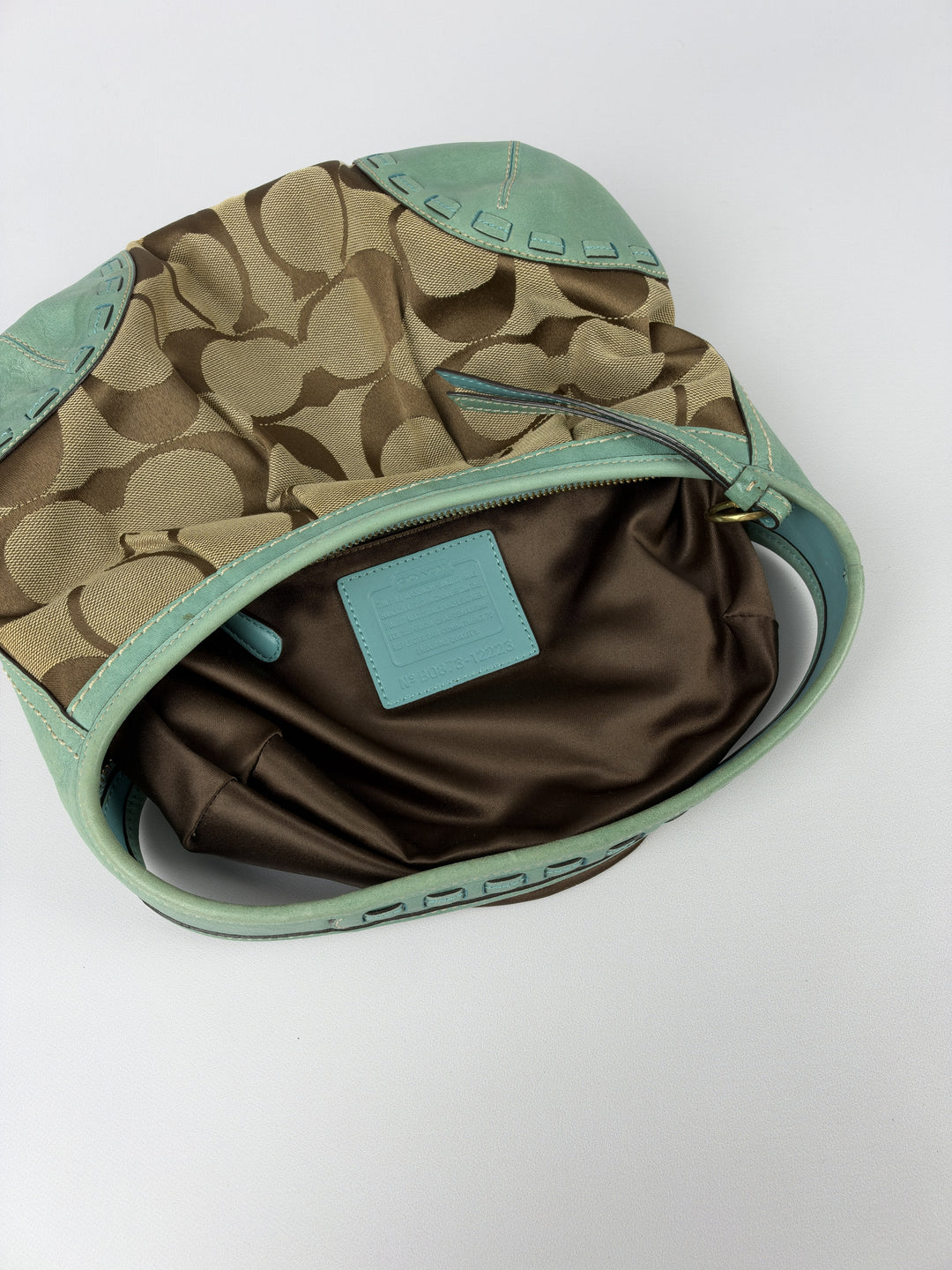 Coach Signature Turquoise Pleated Whipstitch Hobo Shoulder Bag in Khaki/Braun, Detailansicht 12