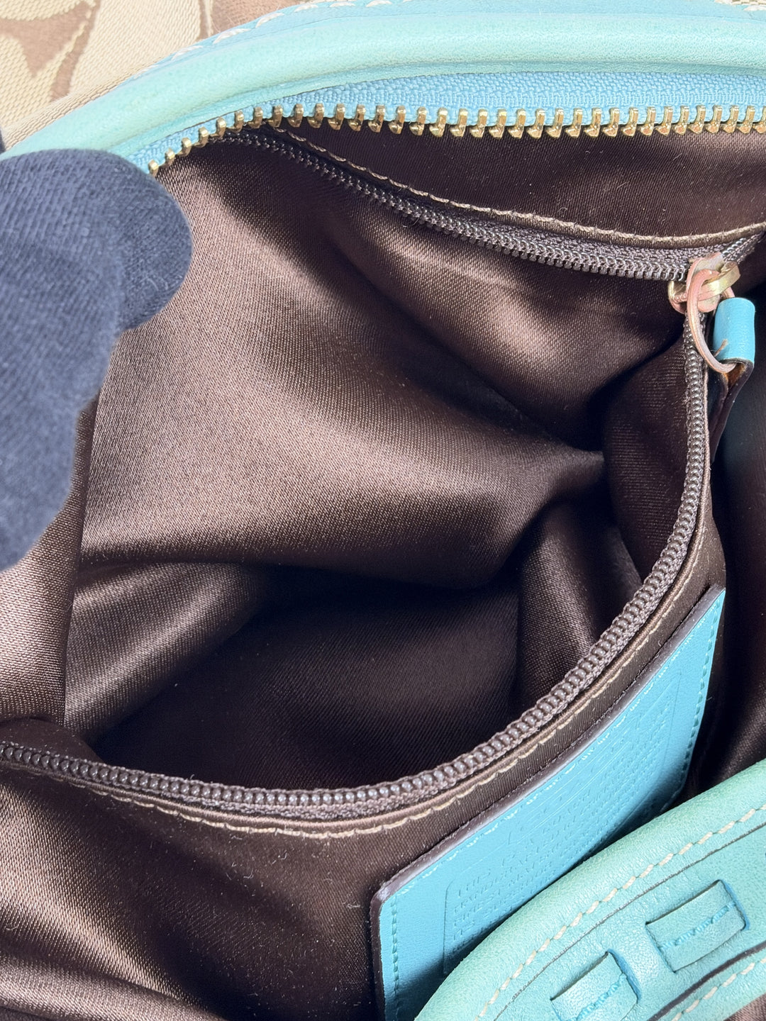 Coach Signature Turquoise Pleated Whipstitch Hobo Shoulder Bag in Khaki/Braun, Detailansicht 14