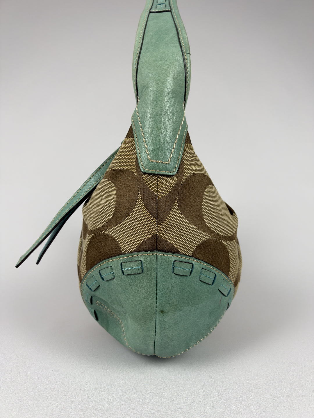 Coach Signature Turquoise Pleated Whipstitch Hobo Shoulder Bag in Khaki/Braun, Detailansicht 2