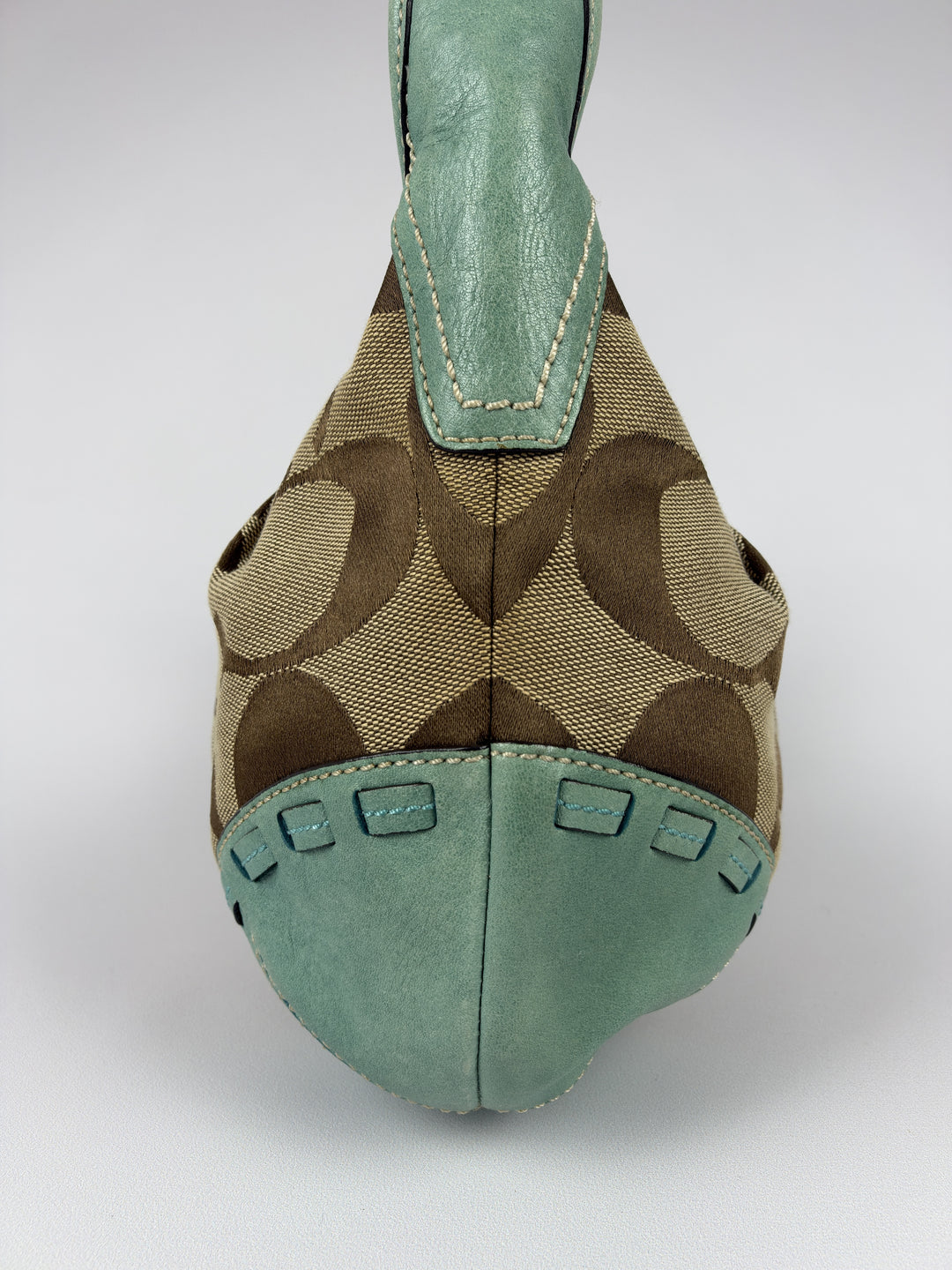 Coach Signature Turquoise Pleated Whipstitch Hobo Shoulder Bag in Khaki/Braun, Detailansicht 4