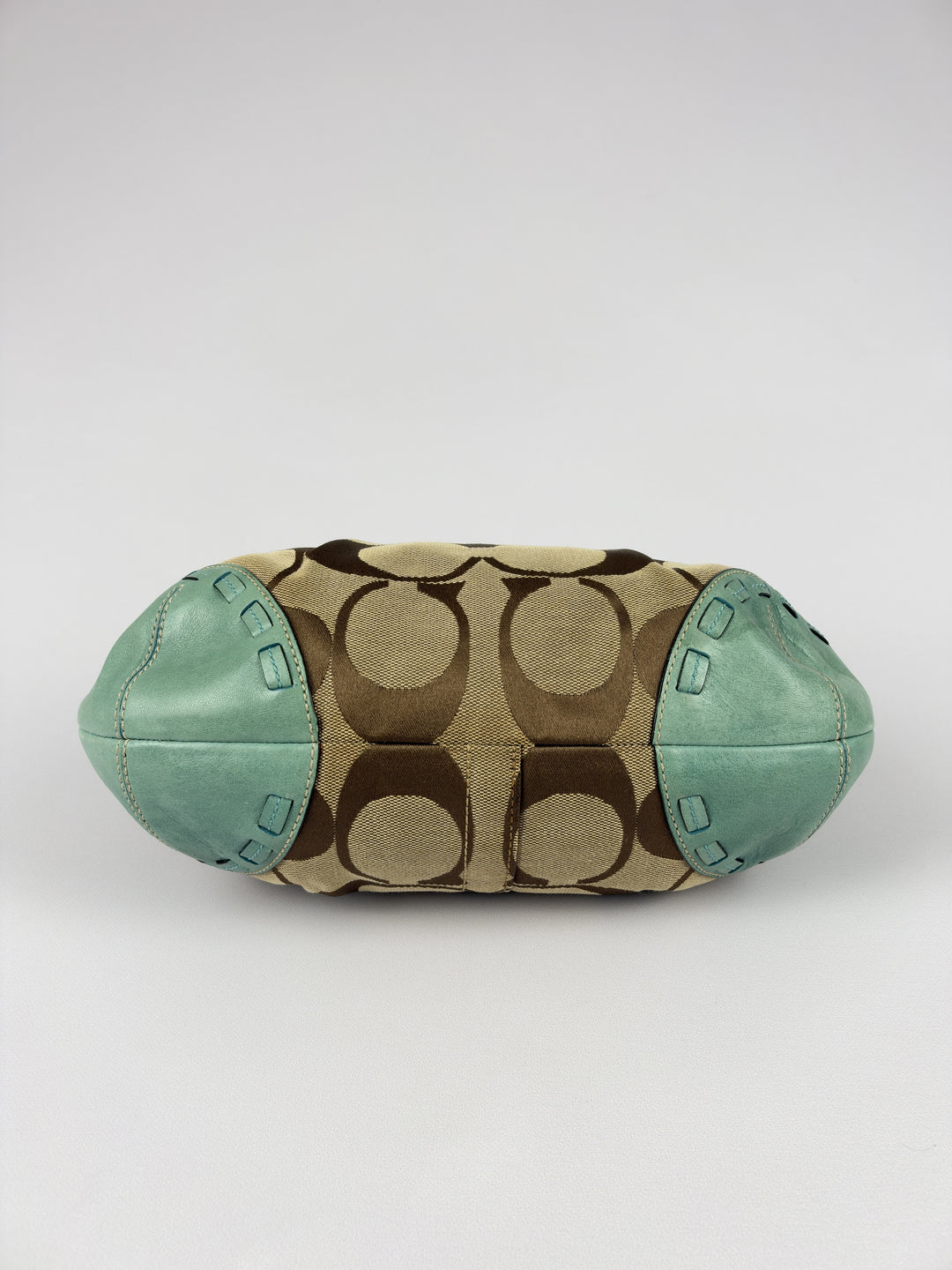 Coach Signature Turquoise Pleated Whipstitch Hobo Shoulder Bag in Khaki/Braun, Detailansicht 5
