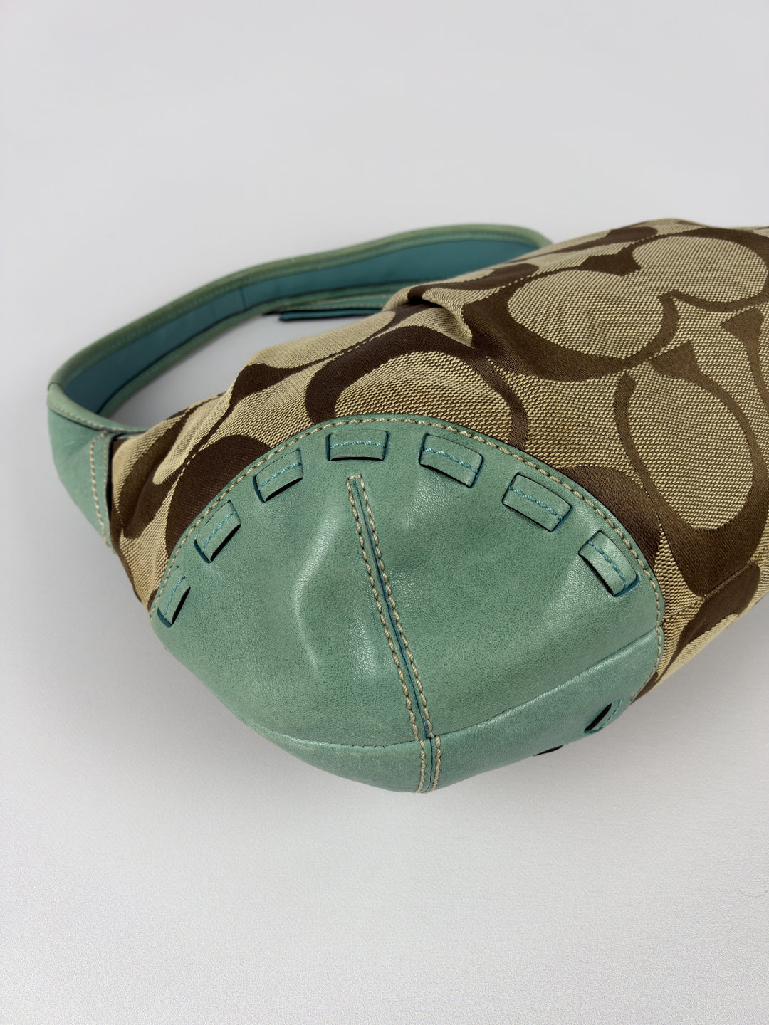 Coach Signature Turquoise Pleated Whipstitch Hobo Shoulder Bag in Khaki/Braun, Detailansicht 6
