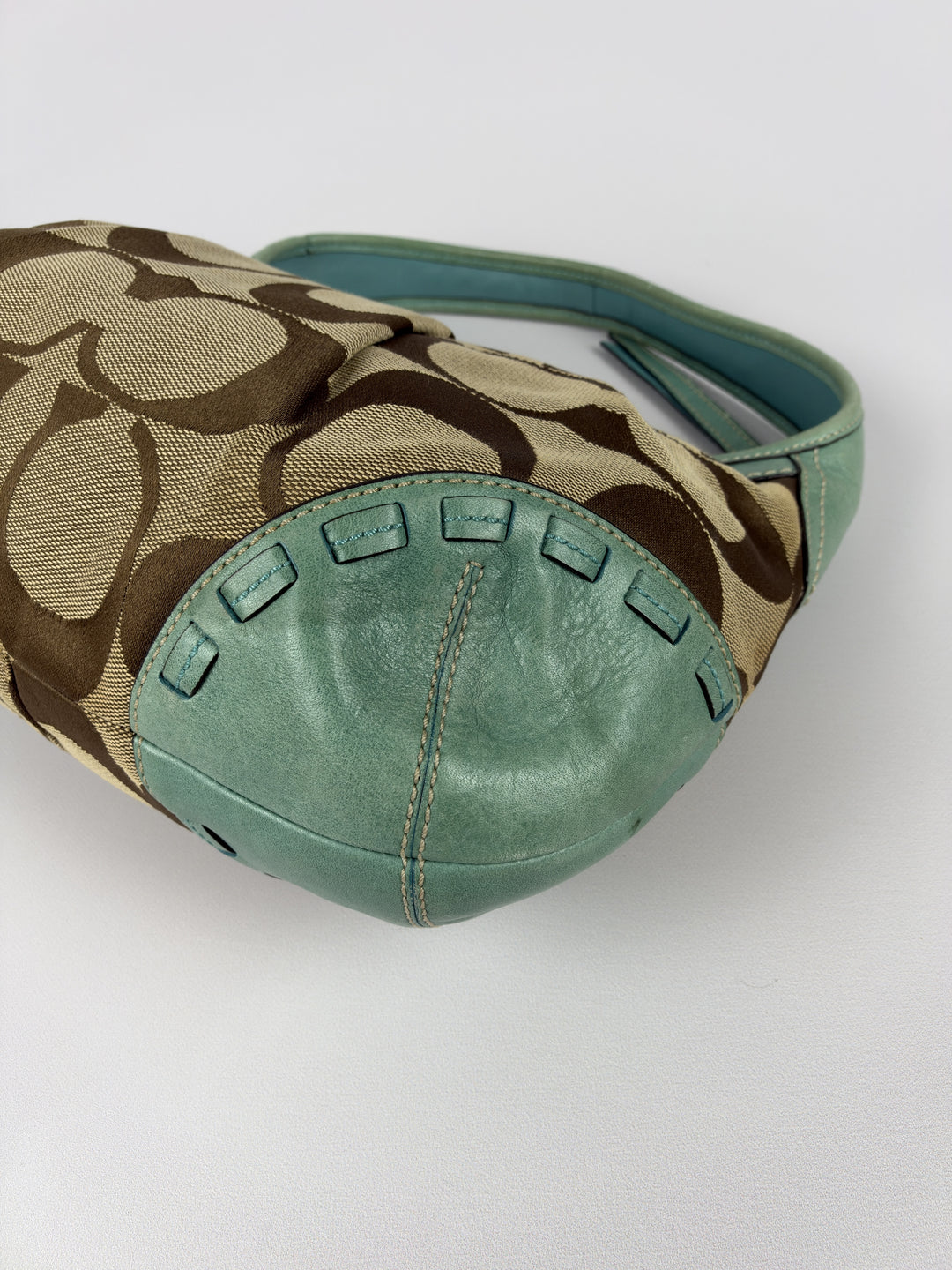 Coach Signature Turquoise Pleated Whipstitch Hobo Shoulder Bag in Khaki/Braun, Detailansicht 7