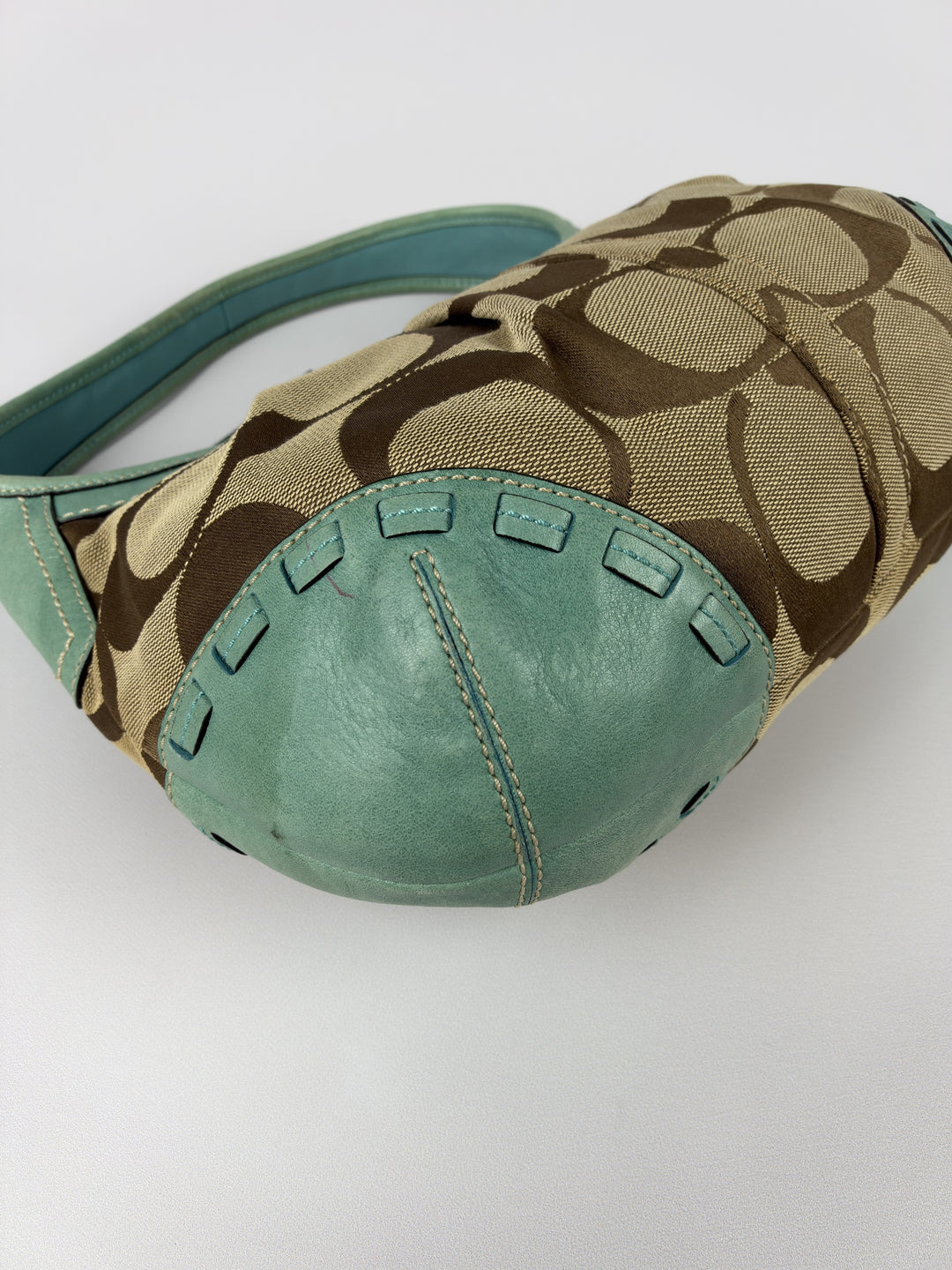 Coach Signature Turquoise Pleated Whipstitch Hobo Shoulder Bag in Khaki/Braun, Detailansicht 8