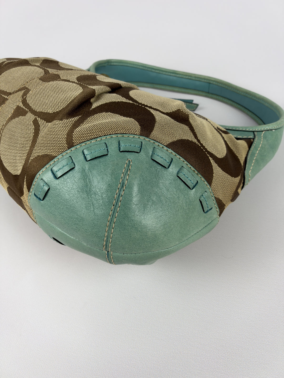 Coach Signature Turquoise Pleated Whipstitch Hobo Shoulder Bag in Khaki/Braun, Detailansicht 9
