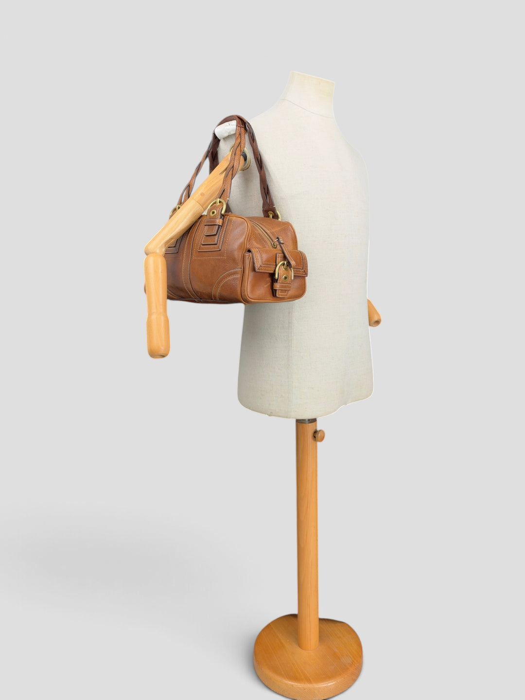 Coach Soho Leather Buckle Satchel Shoulder Bag in Cognac/Braun, getragen an der Schneiderpuppe