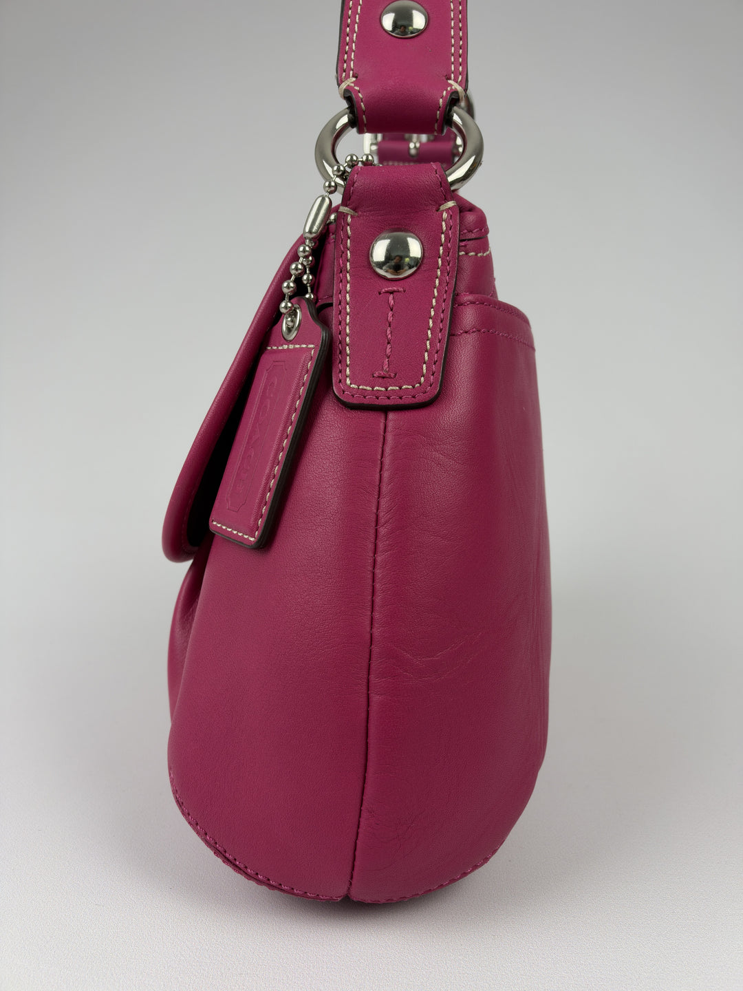 Coach Soho Pleated Leather Flap Shoulder Bag in Fuchsia/Pink, Detailansicht 1