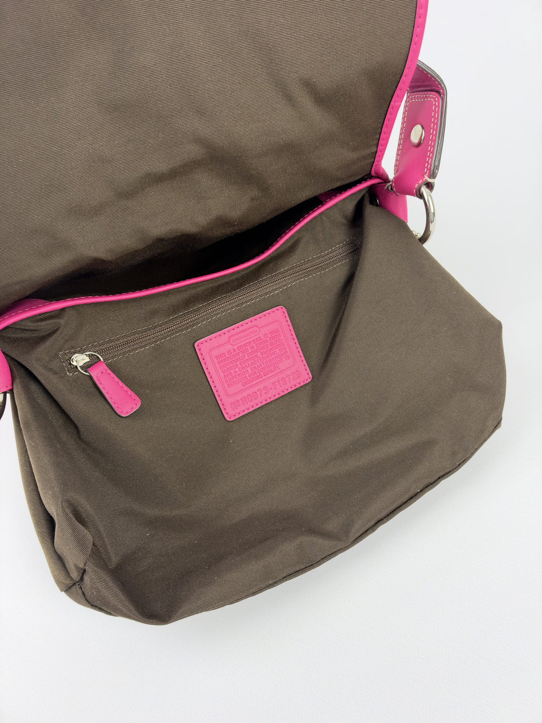 Coach Soho Pleated Leather Flap Shoulder Bag in Fuchsia/Pink, Detailansicht 11