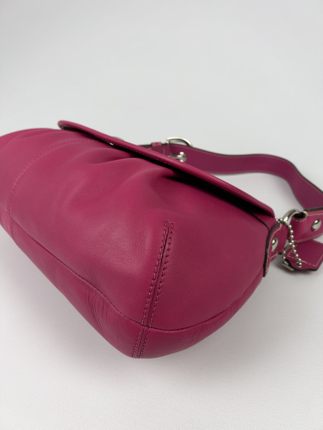 Coach Soho Pleated Leather Flap Shoulder Bag in Fuchsia/Pink, Detailansicht 6