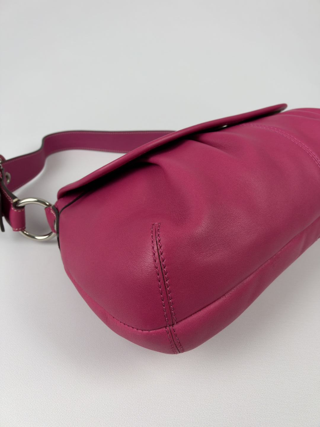 Coach Soho Pleated Leather Flap Shoulder Bag in Fuchsia/Pink, Detailansicht 7