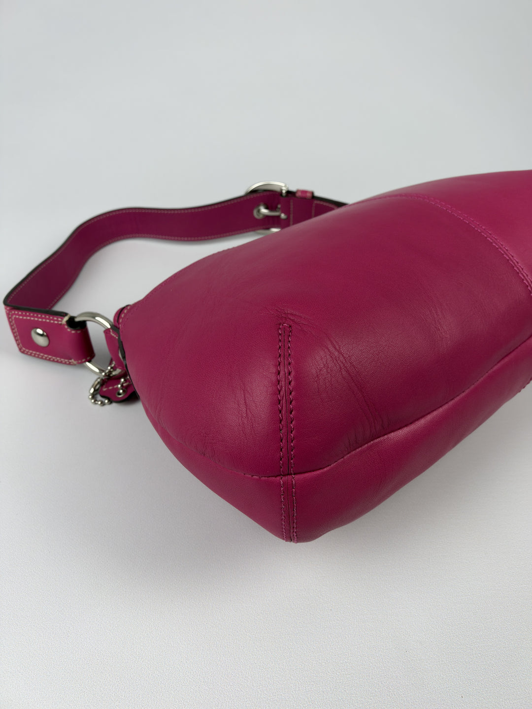 Coach Soho Pleated Leather Flap Shoulder Bag in Fuchsia/Pink, Detailansicht 8