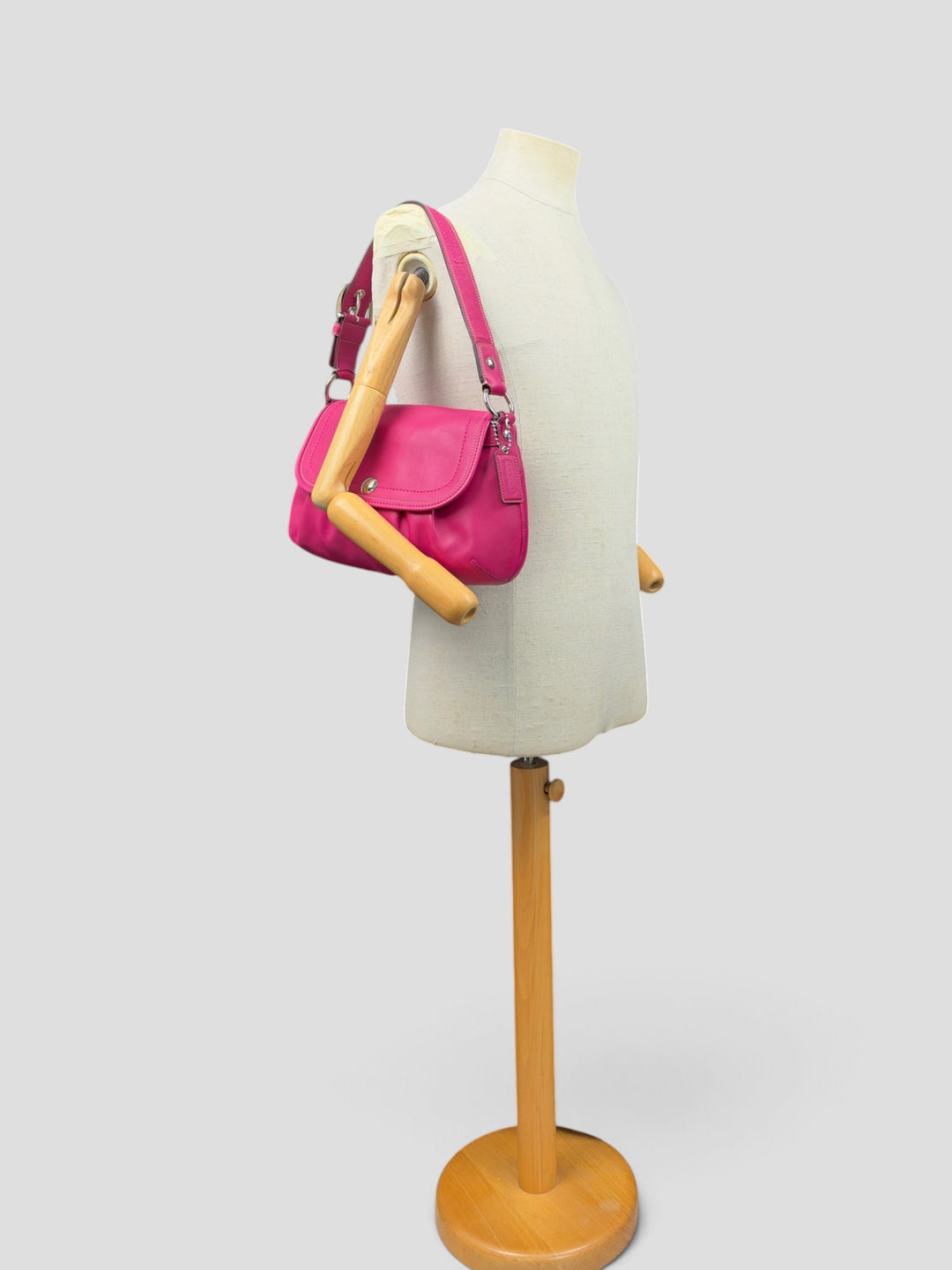 Coach Soho Pleated Leather Flap Shoulder Bag in Fuchsia/Pink, getragen an der Schneiderpuppe
